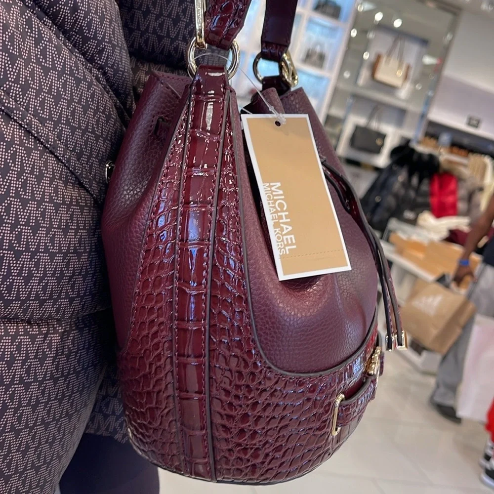 MICHAEL KORS 
Reed Medium Pebbled Leather Belted Bucket Messenger Satchel Crossb - Picture 8 of 16